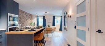 Casa Hotels: Elegant 2BR Suite in Leslieville