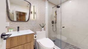 Een douche, een haardroger, handdoeken