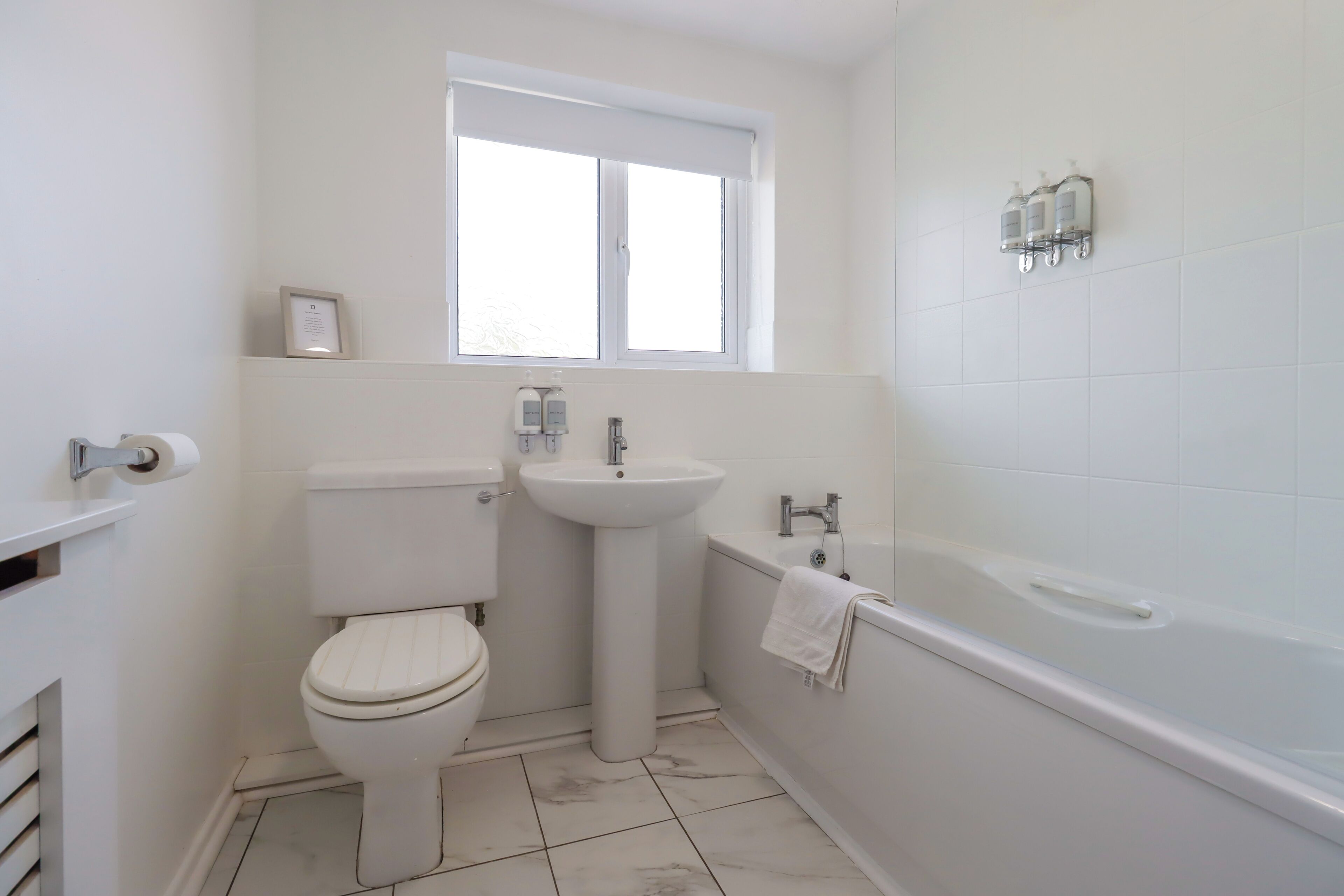 Ein Badezimmer mit Toilette, Waschbecken und Badewanne.