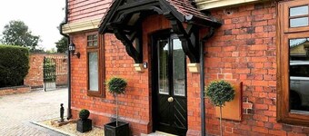 Stylish two bedroom apartment near Rookery Hall