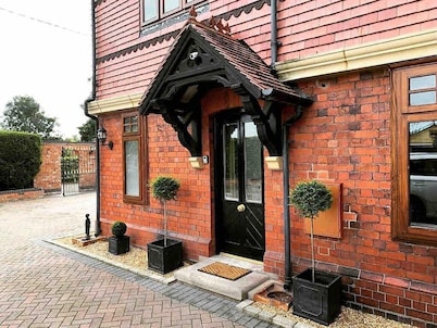 Stylish two bedroom apartment near Rookery Hall