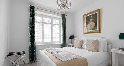 Stylish two bedroom apartment near Rookery Hall