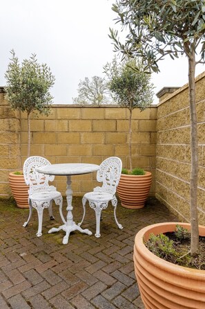 Outdoor dining - Stylish country apartment near Rookery Hall (Cheshire East)