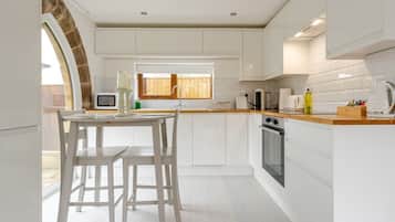 Jääkaappi, mikroaaltouuni, uuni, liesi