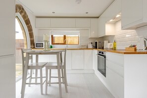 Kylskåp, mikrovågsugn, ugn och spishäll