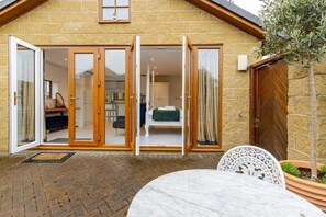 Outdoor dining - Stylish country apartment near Rookery Hall (Cheshire East)