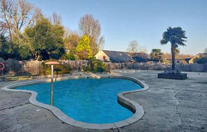 Una piscina cubierta, una piscina climatizada