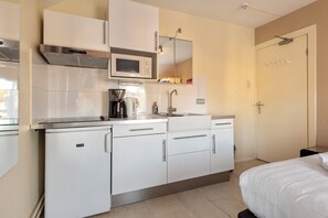 Kühlschrank, Mikrowelle, Herdplatte, Wasserkocher mit Kaffee-/Teezubehör