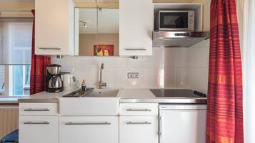 Een koelkast, een microgolfoven, een kookplaat