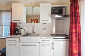 Réfrigérateur, micro-ondes, plaque de cuisson, cafetière/bouilloire