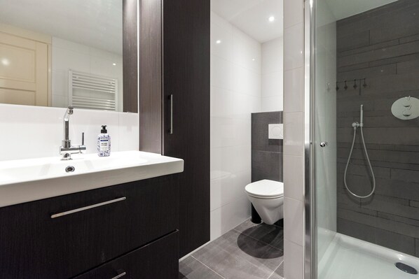 Shower, towels