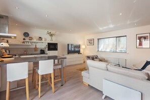 TV - Unique stay experience in a modern garden house for 4 people, free parking (Zandvoort)