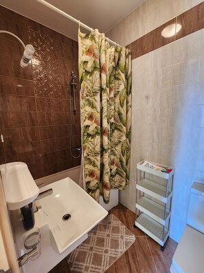 Dusche, Haartrockner, Handtücher, Seife