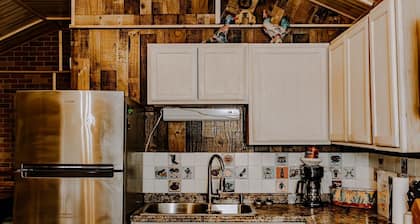 Cozy cabin in welcoming Alpine with AC, WiFi