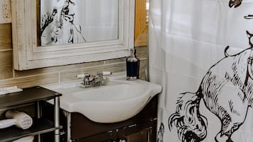 Jetted tub, hair dryer, towels, soap