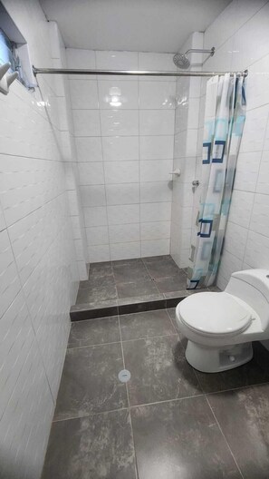 Quarto triplo conforto | Banheiro | Chuveiro, secador de cabelo (mediante solicitação), sabonete, shampoo