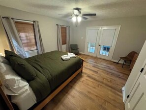 4 bedrooms, desk, iron/ironing board, travel cot