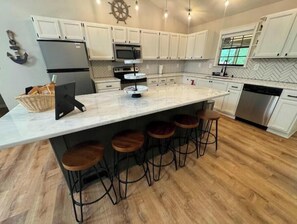 Fridge, microwave, oven, stovetop - Sunset Cove Lake House Lake Front with Dock Basketball Kayak Wine (Bumpass)