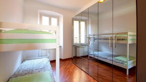 A room with bunk beds, a glass partition, and a window. - 2 bedroom amazing apartment in Genova (Genova)