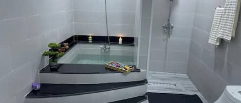 Dusche, Haartrockner, HandtĂŒcher, Seife