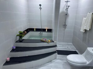 Douche, sèche-cheveux, serviettes fournies, savon