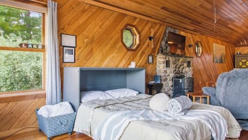 2 bedrooms, iron/ironing board, WiFi (free), bed sheets