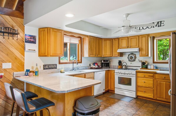 Coffee/tea maker, fridge, microwave, oven