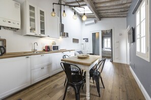 Fridge, oven, stovetop, coffee/tea maker - <h3>Central Nest</h3>Located in Via Guelfa, in the heart of the historic center of Florence, this delightful apartment offers a comfortable and modern refuge just steps away from the Central Market and the Santa Maria Novella Station.On the third and top (Firenze)