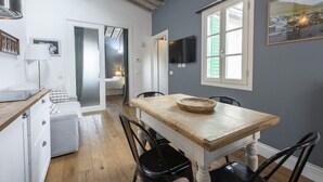 A room with a wooden dining table, chairs, a television, and a window with blinds. - <h3>Central Nest</h3>Located in Via Guelfa, in the heart of the historic center of Florence, this delightful apartment offers a comfortable and modern refuge just steps away from the Central Market and the Santa Maria Novella Station.On the third and top (Firenze)