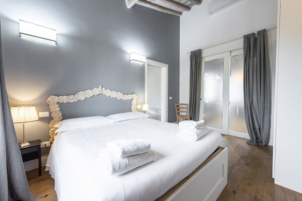 Iron/ironing board, WiFi, bed sheets