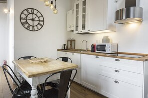 Fridge, oven, stovetop, coffee/tea maker