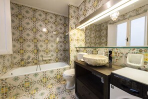 Shower, hair dryer, bidet, towels