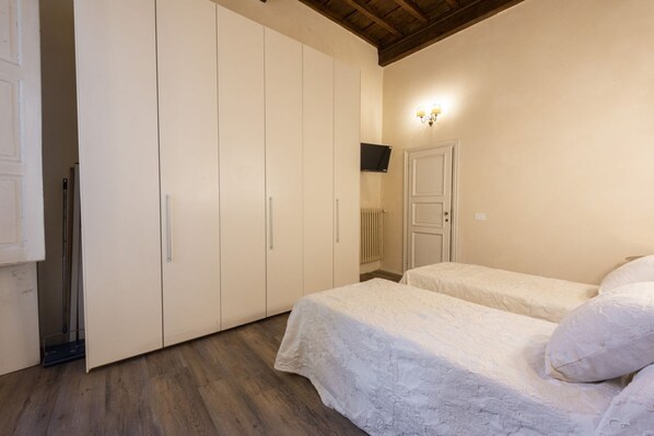 4 bedrooms, iron/ironing board, WiFi