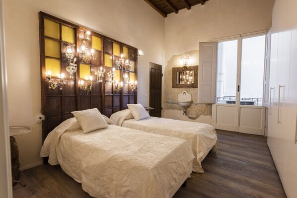 4 bedrooms, iron/ironing board, WiFi