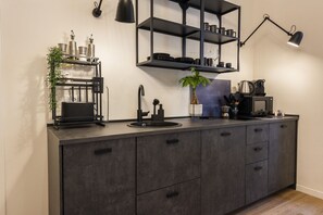 Fridge, microwave, stovetop, dishwasher