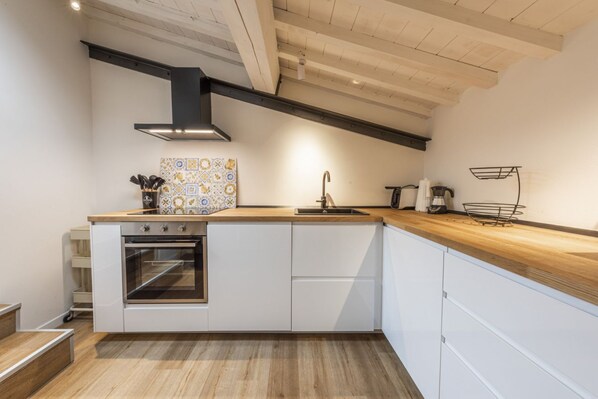 Fridge, oven, stovetop, dishwasher