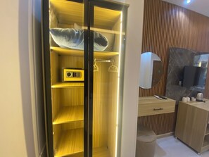 Une salle de bain moderne avec un meuble-lavabo en bois, un miroir et une cabine de douche intégrée.