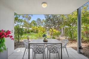 Outdoor dining - Unit 85 - Spacious, 2 bedroom Townhouse in Noosaville Resort (Noosaville)