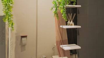 Handtücher, Seife, Shampoo, Toilettenpapier