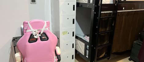 2 bedrooms, in-room safe, desk, iron/ironing board