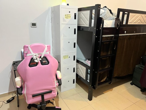 2 bedrooms, in-room safe, desk, iron/ironing board