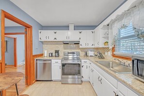 Cookware/dishes/utensils - Comfortable Home In East Point (East Point)