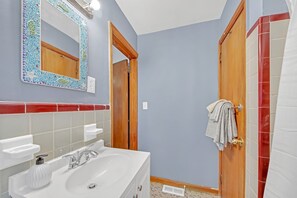 Een douche, een haardroger, handdoeken, zeep