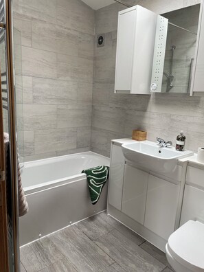 シャワー、ヘアドライヤー、タオル、石鹸