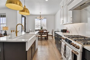 Een koelkast, een magnetron, een oven, een kookplaat