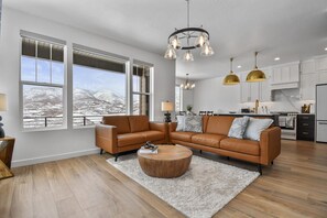 Een smart-tv, een open haard, boeken en een stereo