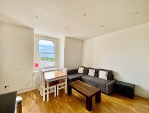 Living area - Bright, Modern and Spacious Flat in Brixton w/easy access to Central London (London)