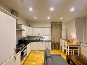 冷蔵庫、電子レンジ、オーブン、コンロ