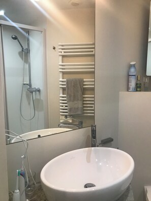 Hair dryer, towels, soap, toilet paper - Beach flag  (Trouville sur mer)