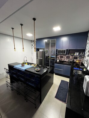 Frigorífico, microondas, horno y placa de cocina